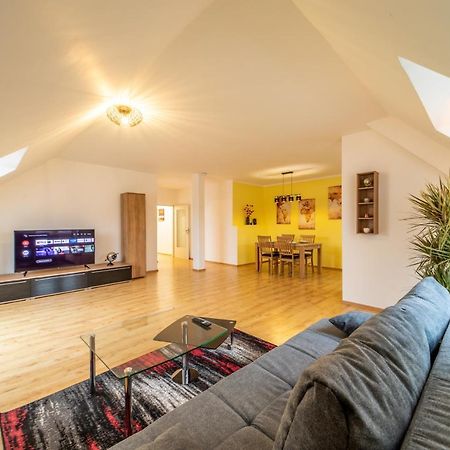 Moderne Dachgeschosswohnung - Parkplatz - Netflix Cobourg Extérieur photo