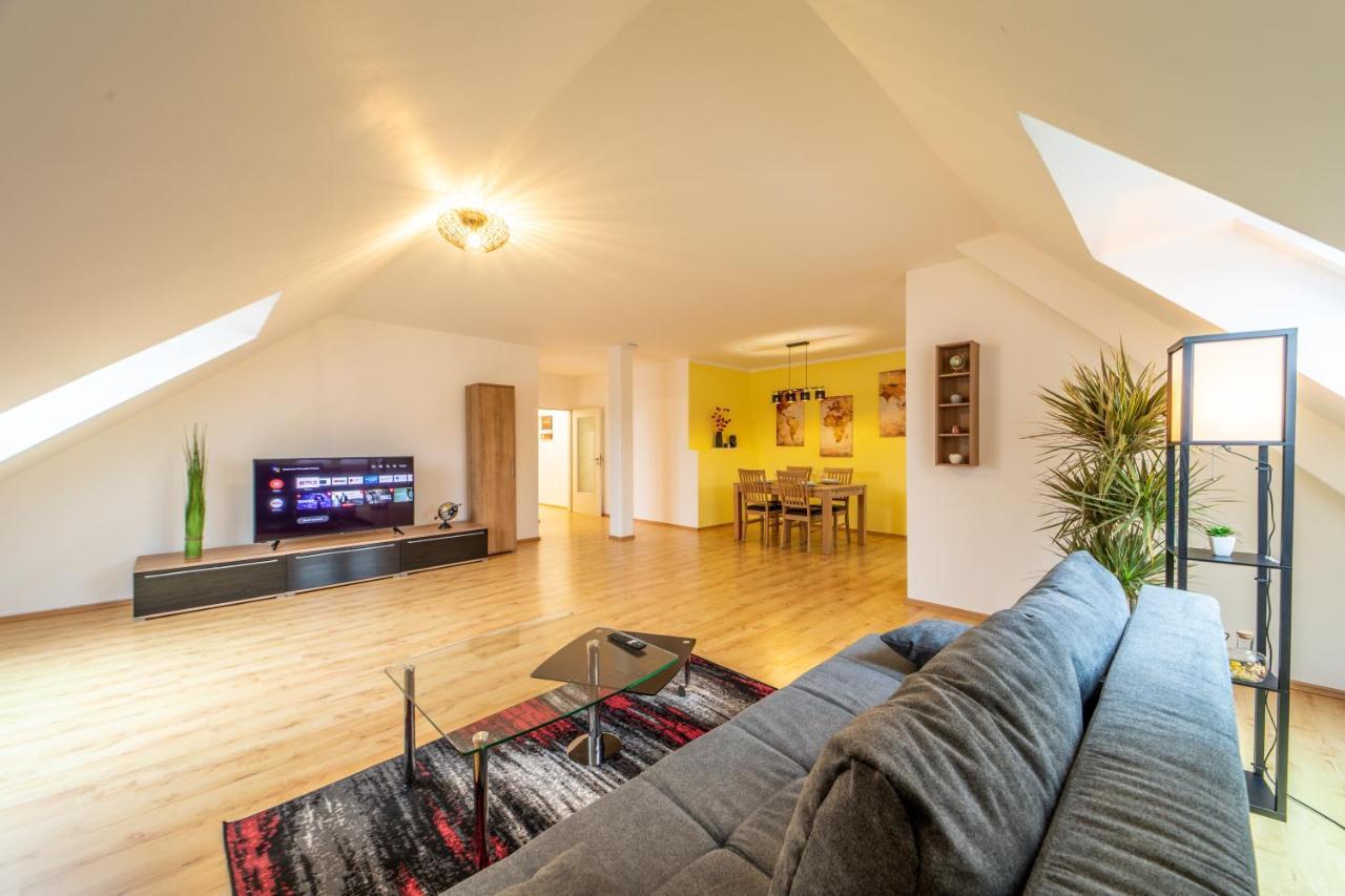 Moderne Dachgeschosswohnung - Parkplatz - Netflix Cobourg Extérieur photo