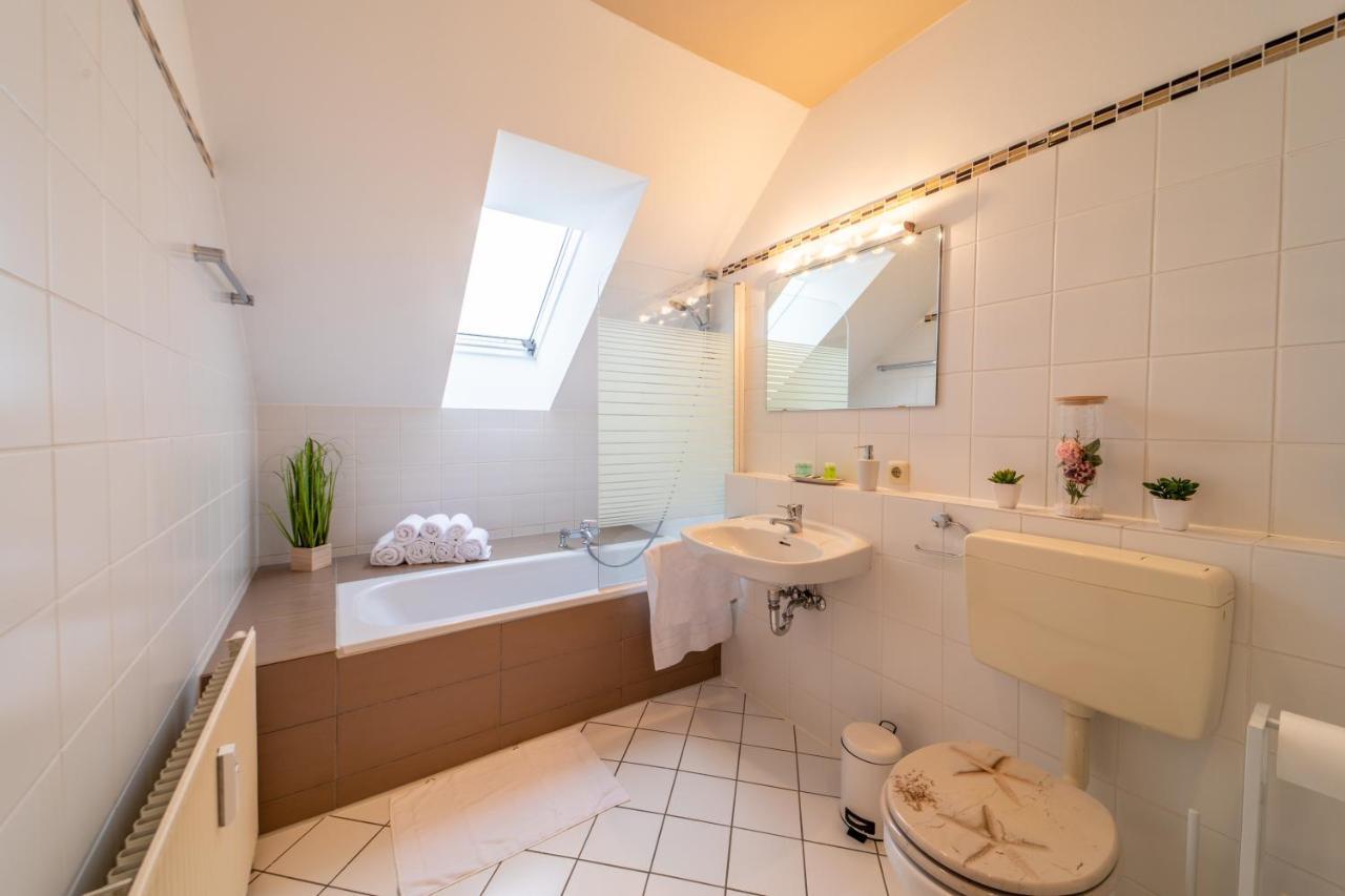 Moderne Dachgeschosswohnung - Parkplatz - Netflix Cobourg Extérieur photo