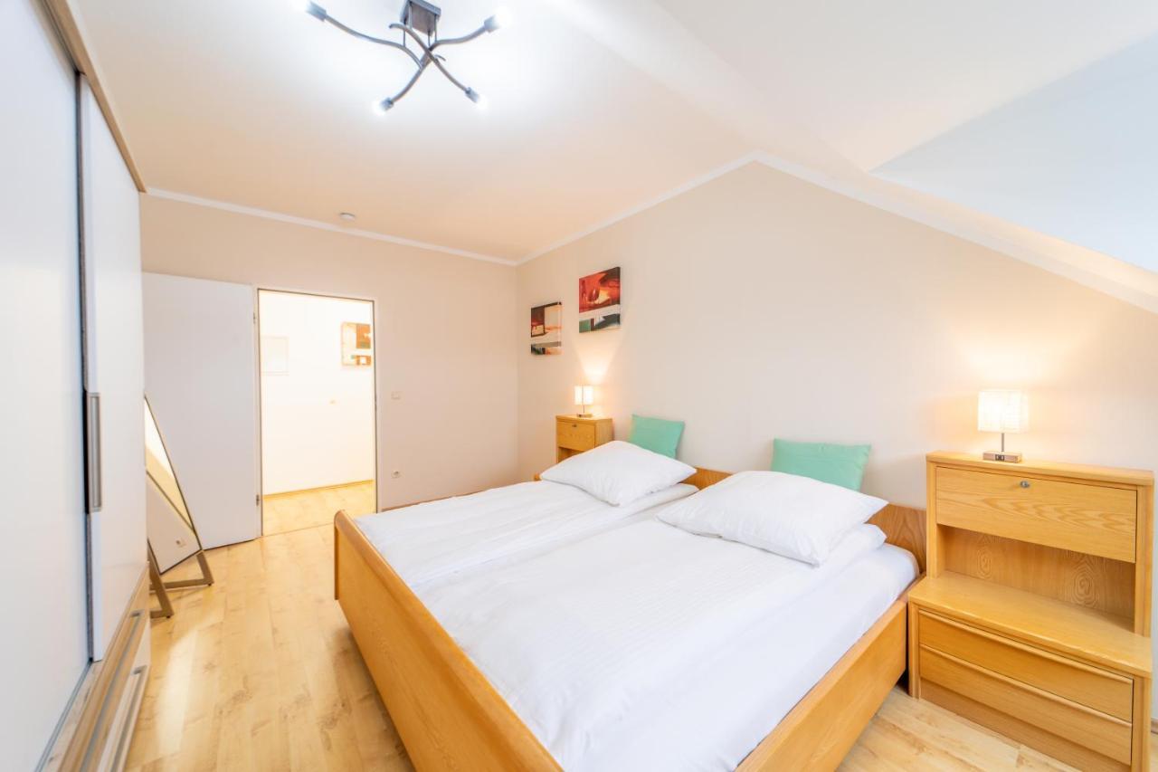Moderne Dachgeschosswohnung - Parkplatz - Netflix Cobourg Extérieur photo