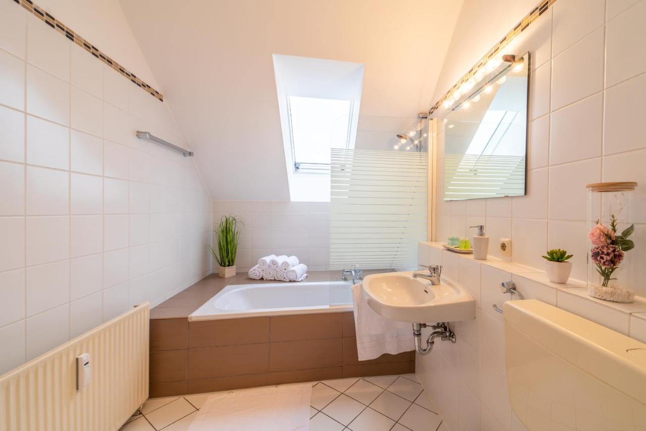 Moderne Dachgeschosswohnung - Parkplatz - Netflix Cobourg Extérieur photo